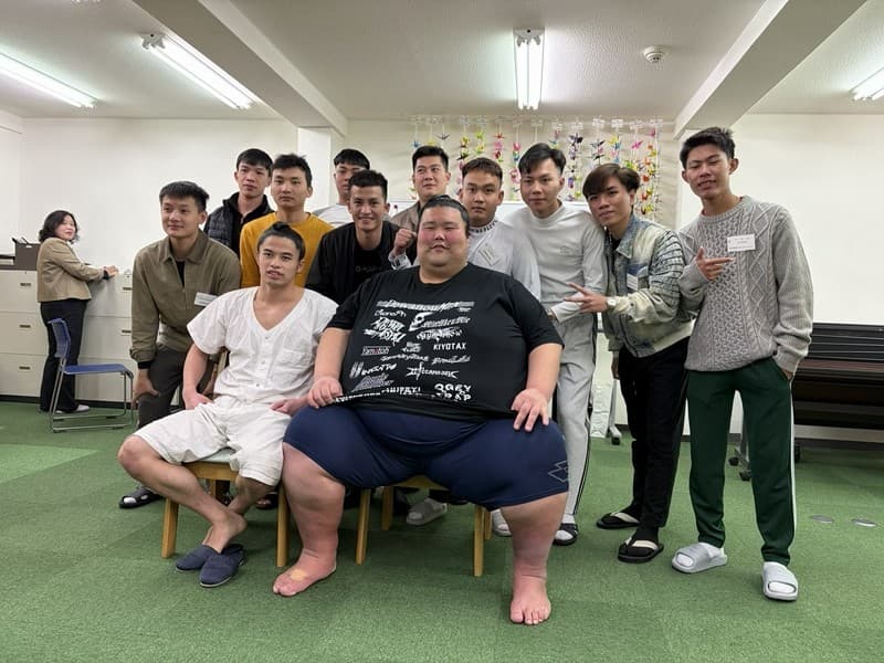 【日本文化交流】育成就労制度で活躍する若手外国人材へ!相撲交流とちゃんこ鍋を囲む親睦会で育む連帯感と受入企業の職場活性化・早期定着支援